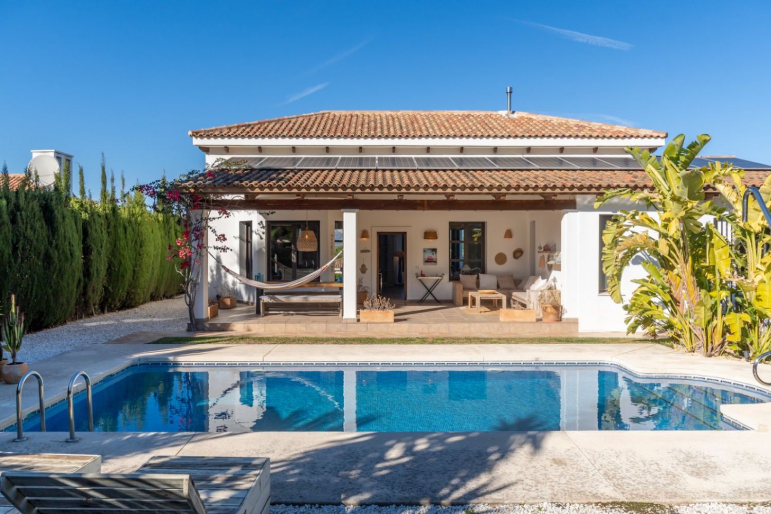 Villa gevel met zwembad en overdekt terras