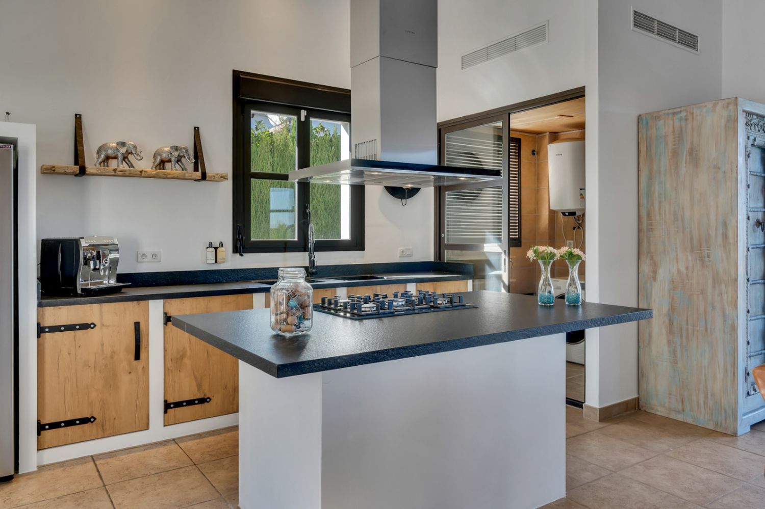 Moderne keuken met kookeiland