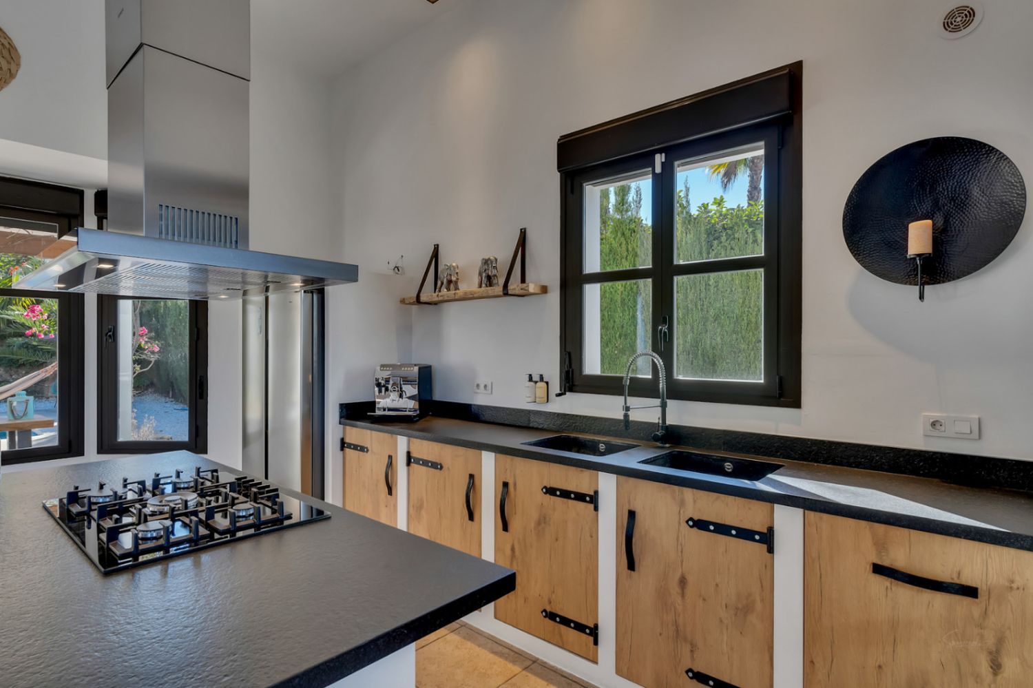 Keuken met espressomachine