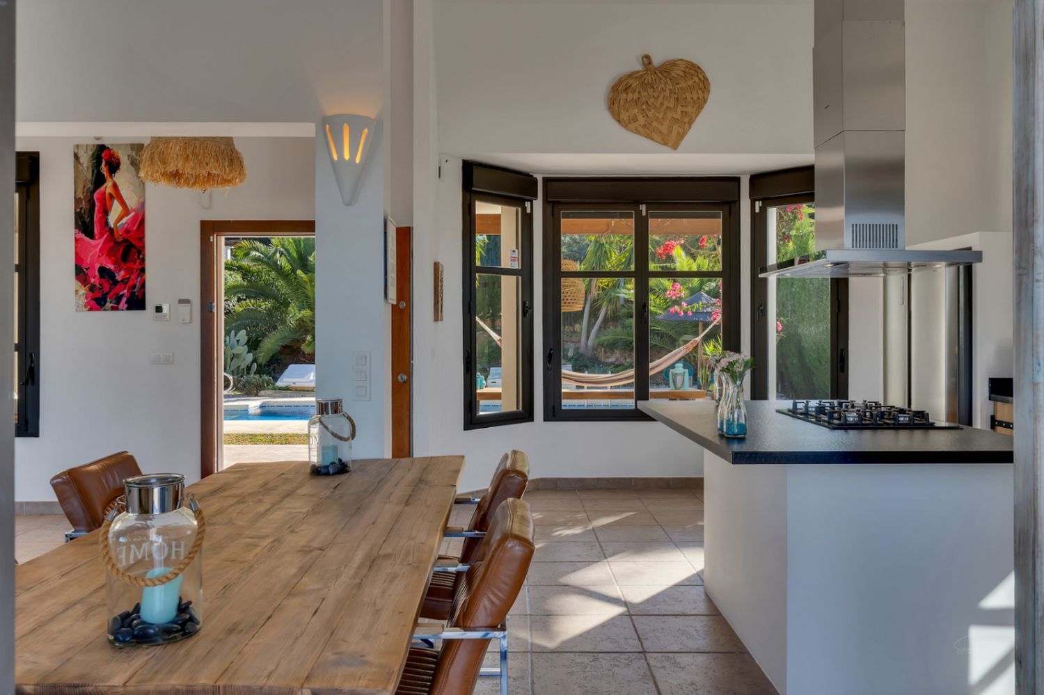 Ruime woonkamer met open keuken in Villa Elise, Jávea