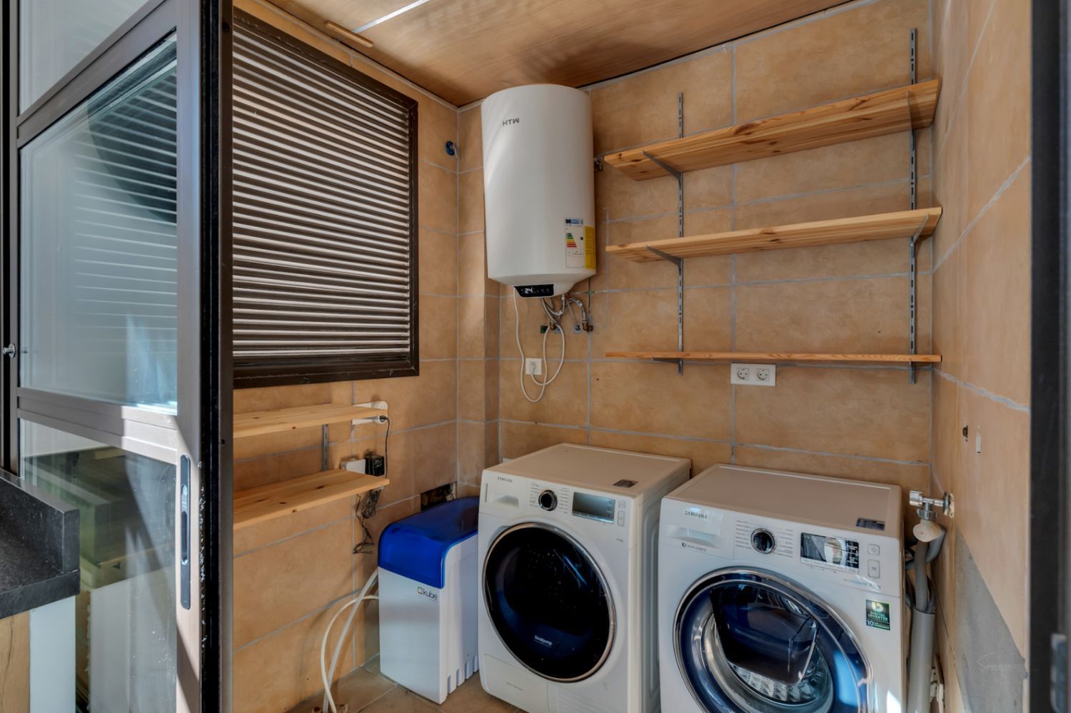 Bijkeuken met wasmachine en droger