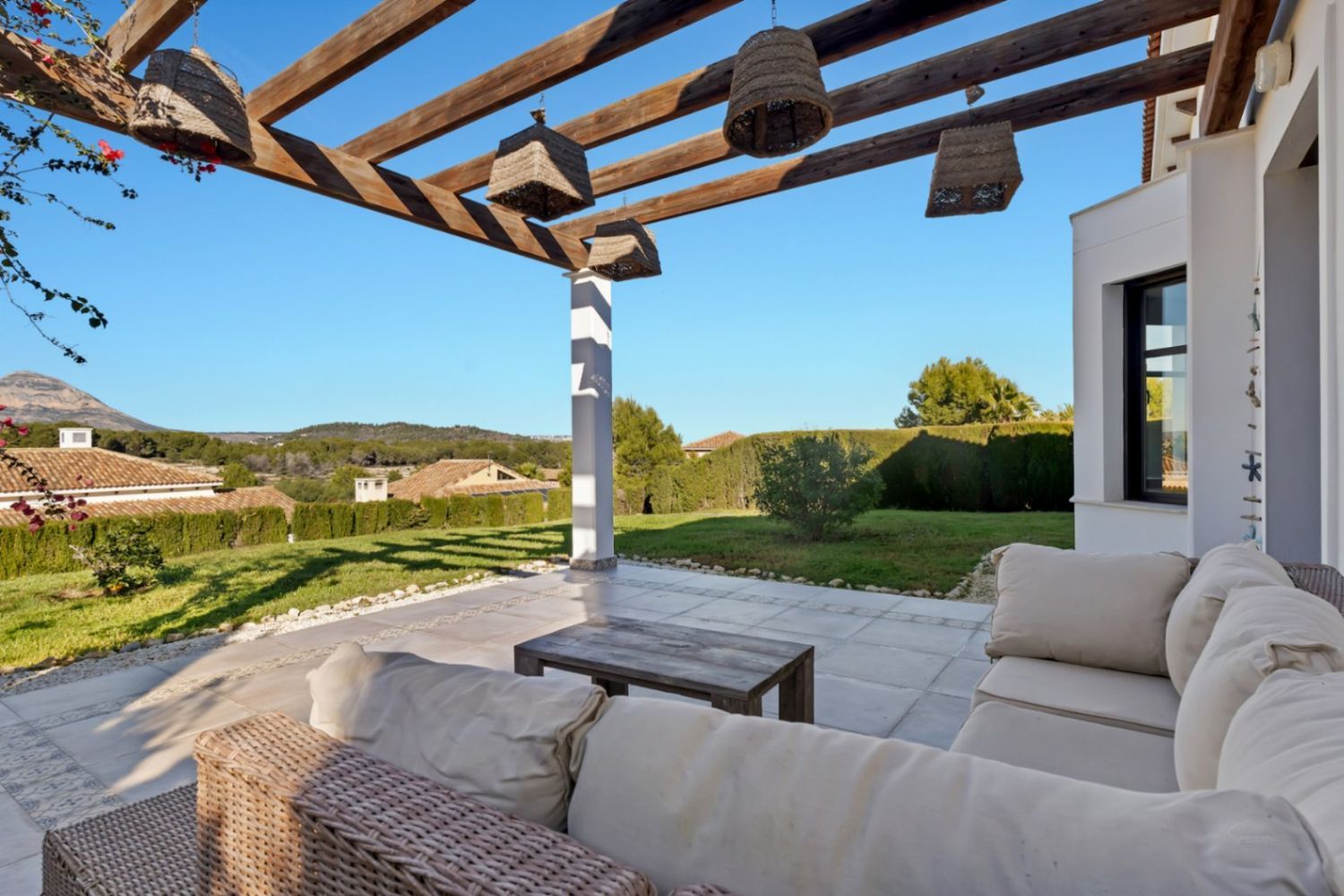 Overdekt terras met loungeset